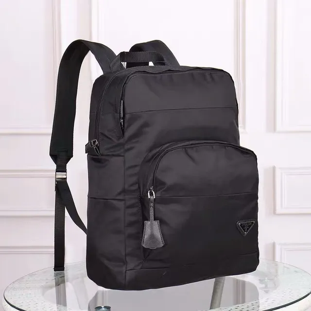Prada Re-Edition حقيبة ظهر كاجوال أسود مطفية نيولون بناء هيكلية مستطيلة 9
