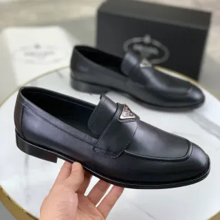 Prada Loafer Sangle Logo Triangle Cuir Noir Métal