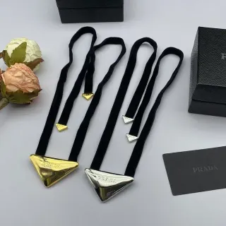 Prada قلادة مثلثية أسود ذهبي شريط مخملي معلق معدني مثلثي