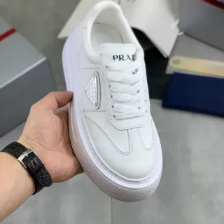 Prada সাদা চামড়া ত্রিকোণীয় ধাতু লোগো লাইফস্টাইল স্নিকার্স