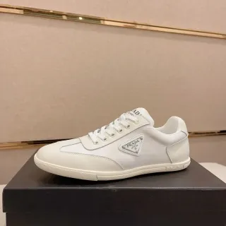 Prada सादा लो-टप चामড়ার উপর লाइफस्टाइल স্নিকার্স