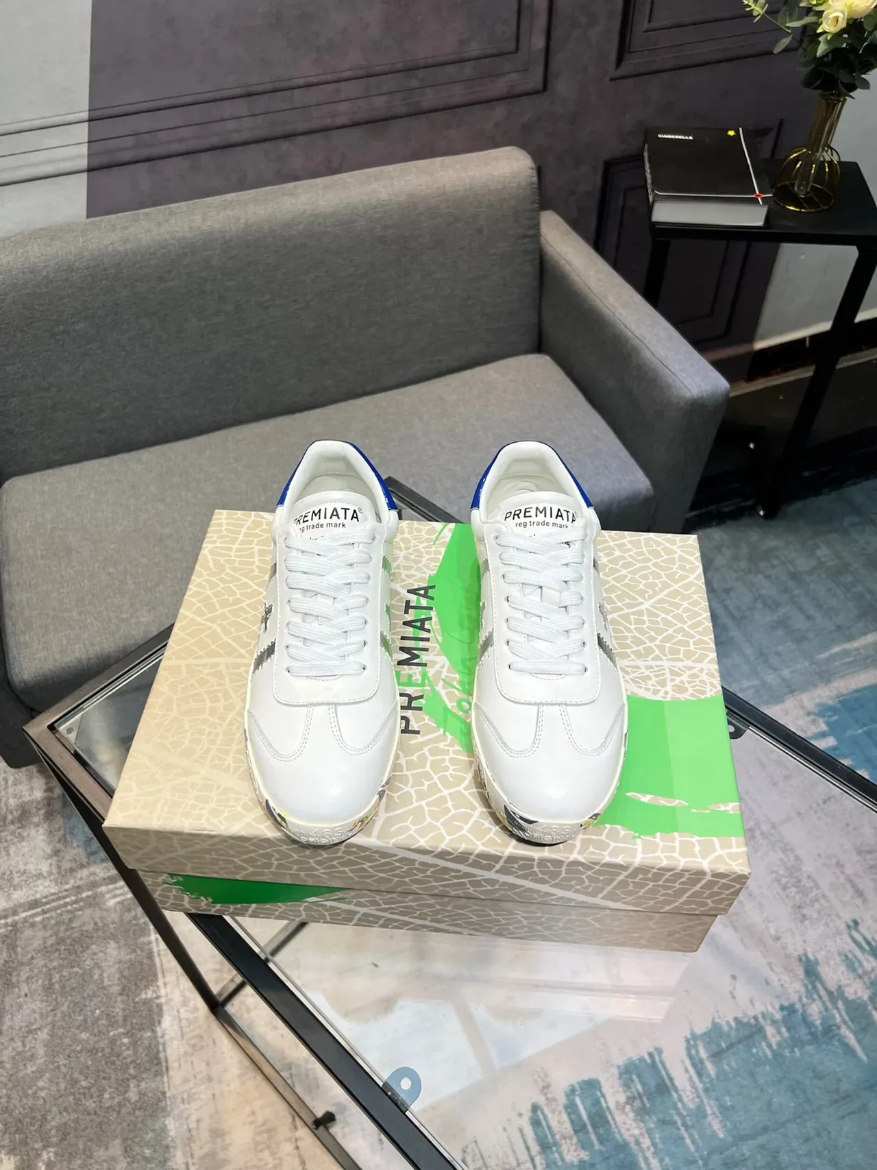 Premiata Sneakers Lifestyle Blancs Bleus Low-Top avec Impression Graphique sur la Semelle Intermédiaire 2