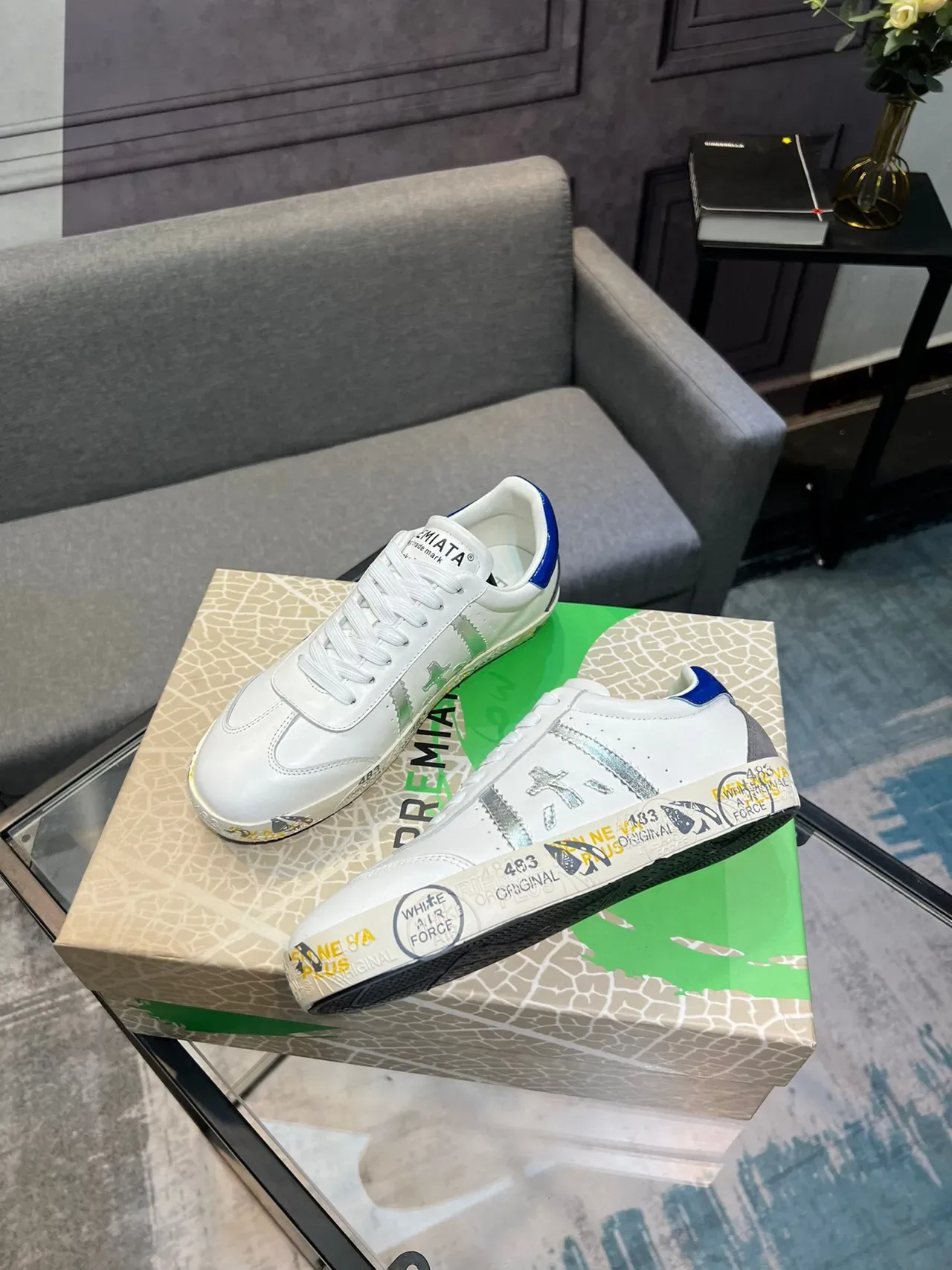 Premiata Sneakers Lifestyle Blancs Bleus Low-Top avec Impression Graphique sur la Semelle Intermédiaire 4