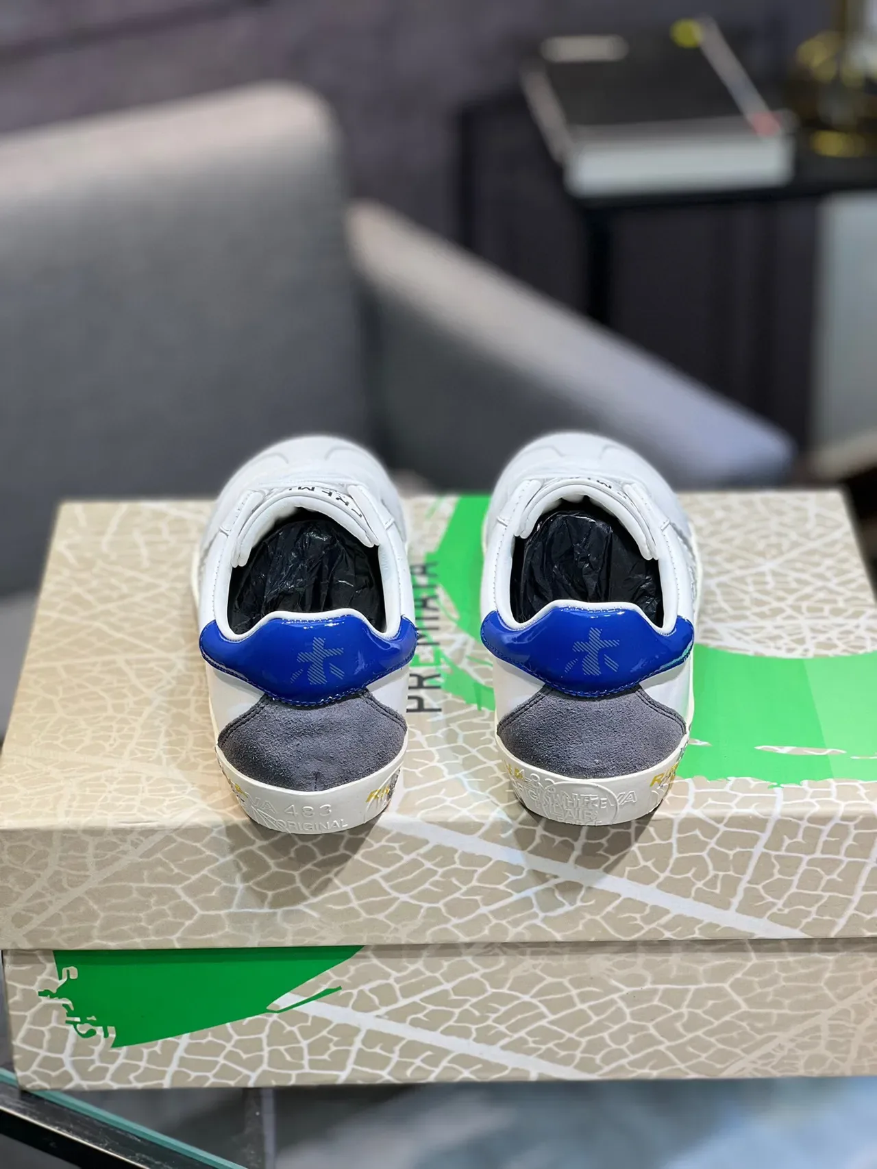 Premiata Sneakers Lifestyle Blancs Bleus Low-Top avec Impression Graphique sur la Semelle Intermédiaire 7