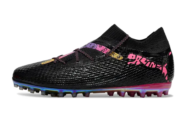 Puma Future Z Black Pink Basse Conforme à la chaussette Tige iridescente holographique Semelle gazon Chaussures de football 3