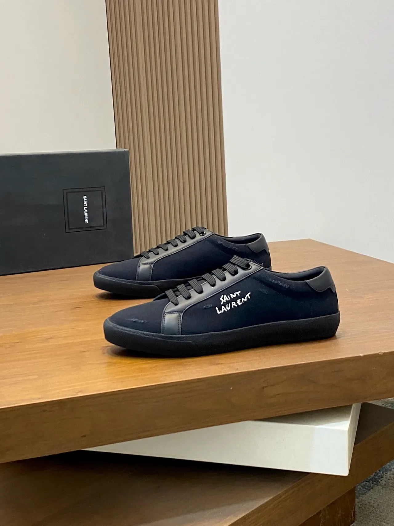 Saint Laurent Sneakers Lifestyle Noires en Toile Supérieure avec Logo Brodé 4