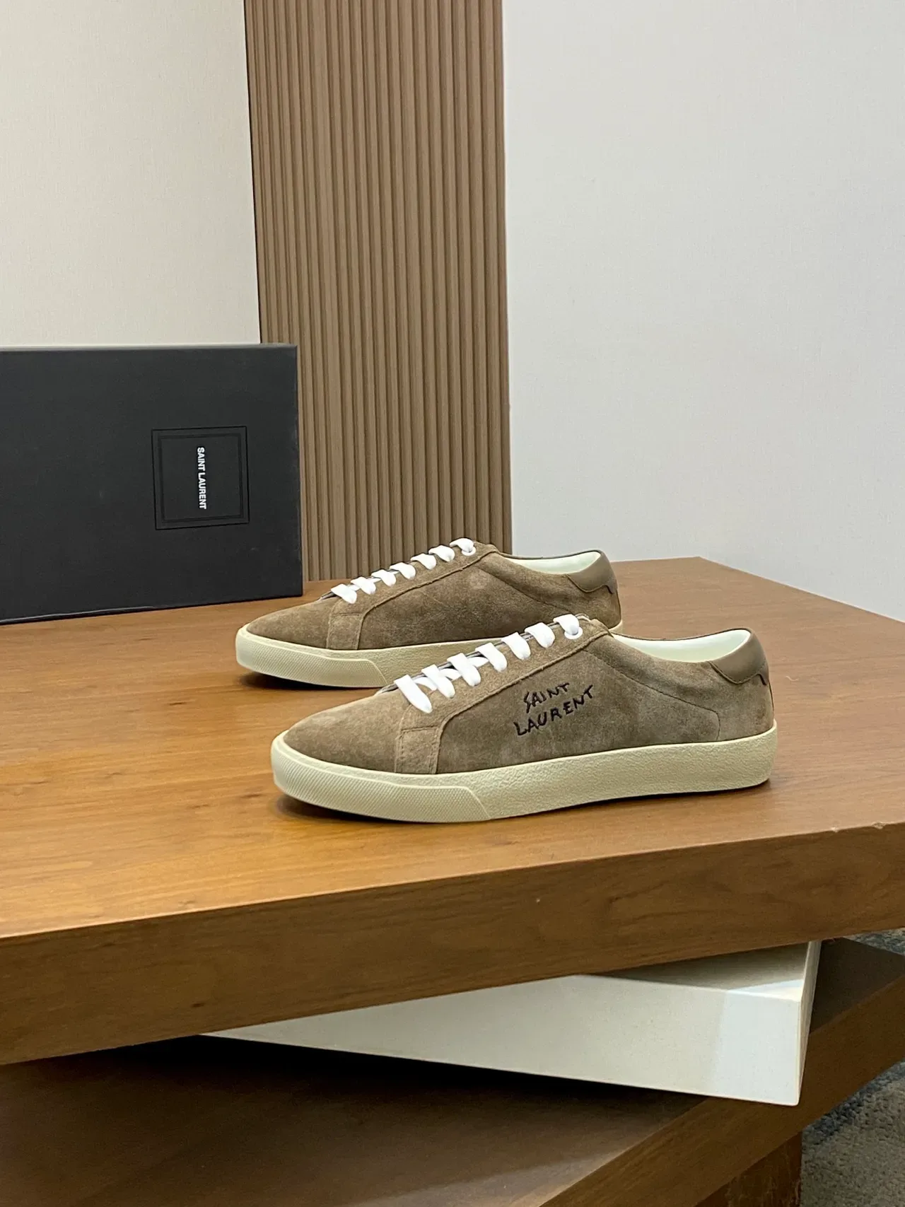 Saint Laurent Tênis Lifestyle Marrom Bege Suede Bordado Logo 4