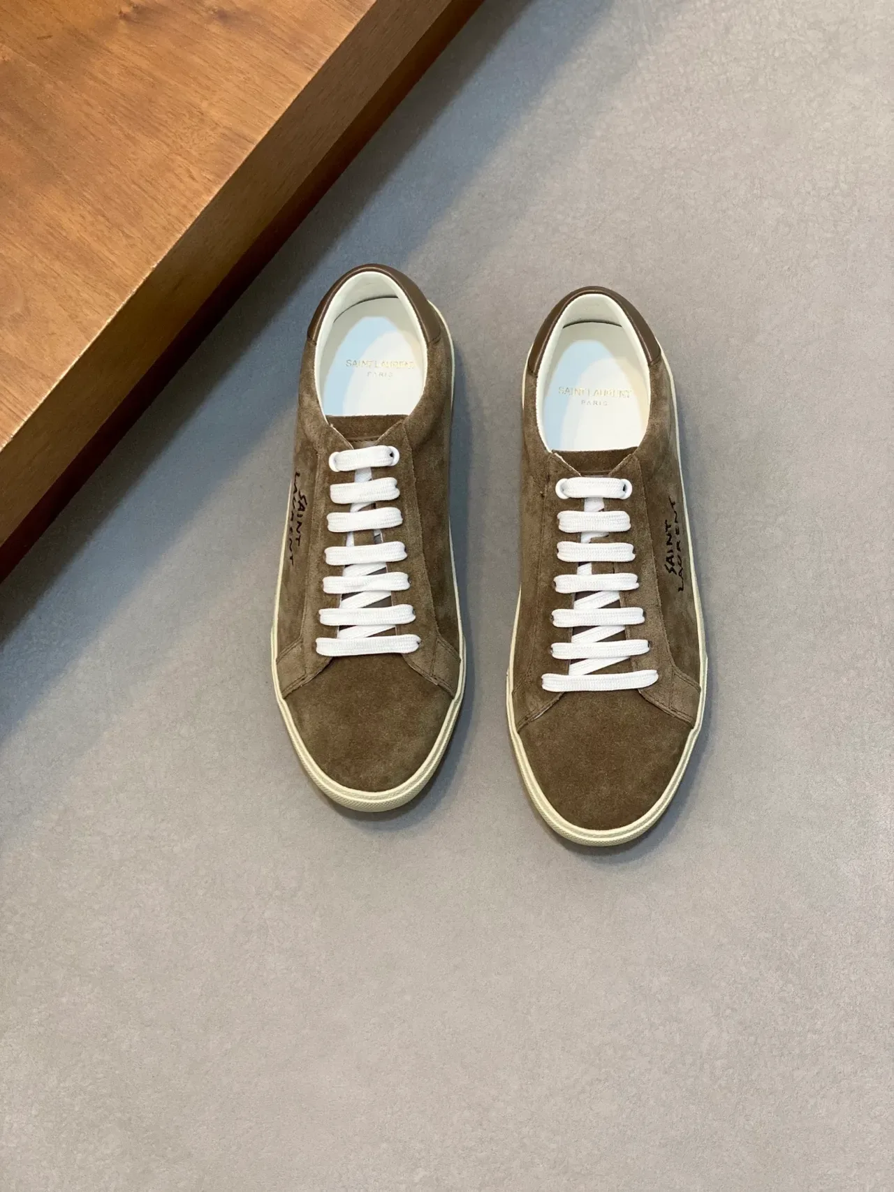 Saint Laurent Tênis Lifestyle Marrom Bege Suede Bordado Logo 5
