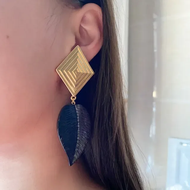Saint Laurent أقراط ذهبي وأسود هندسية ورقية قطرة 3