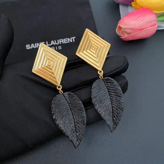 Saint Laurent أقراط ذهبي وأسود هندسية ورقية قطرة 7