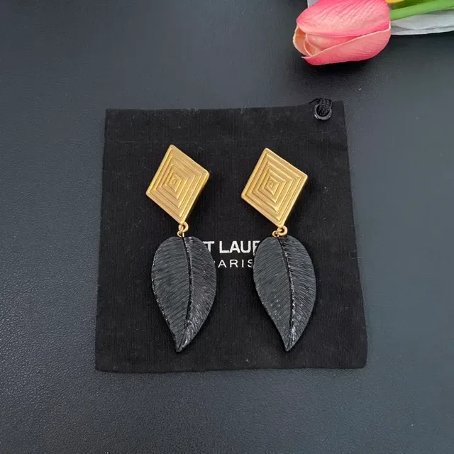 Saint Laurent أقراط ذهبي وأسود هندسية ورقية قطرة 8