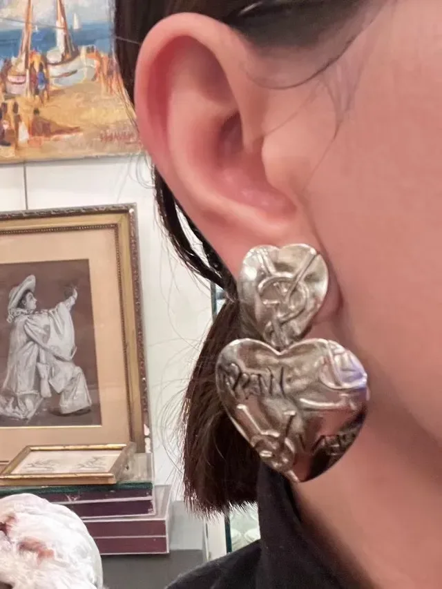 Pendientes Saint Laurent de plata con grabado de monograma en forma de corazón 2