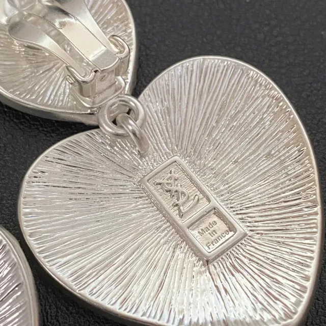 Pendientes Saint Laurent de plata con grabado de monograma en forma de corazón 3