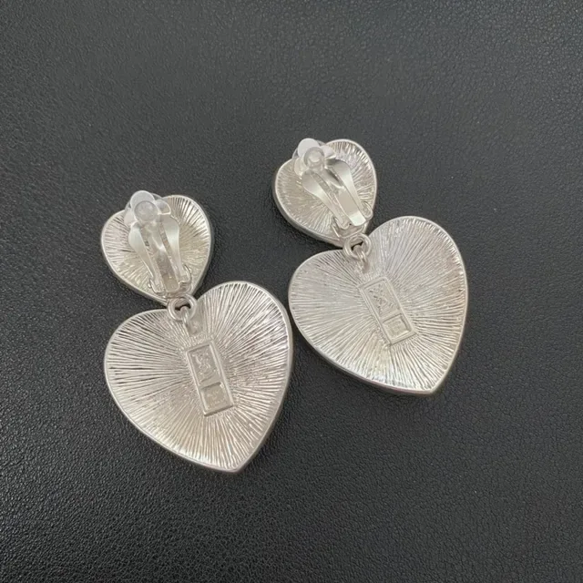 Pendientes Saint Laurent de plata con grabado de monograma en forma de corazón 4
