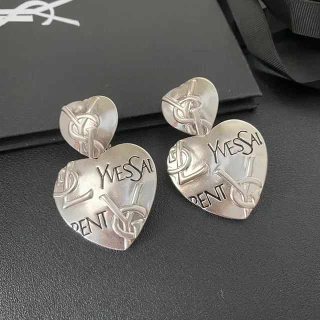 Pendientes Saint Laurent de plata con grabado de monograma en forma de corazón 5