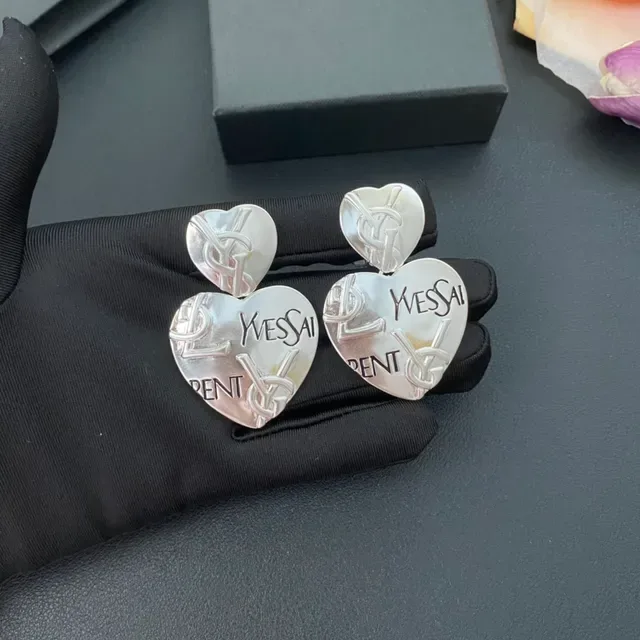 Pendientes Saint Laurent de plata con grabado de monograma en forma de corazón 6