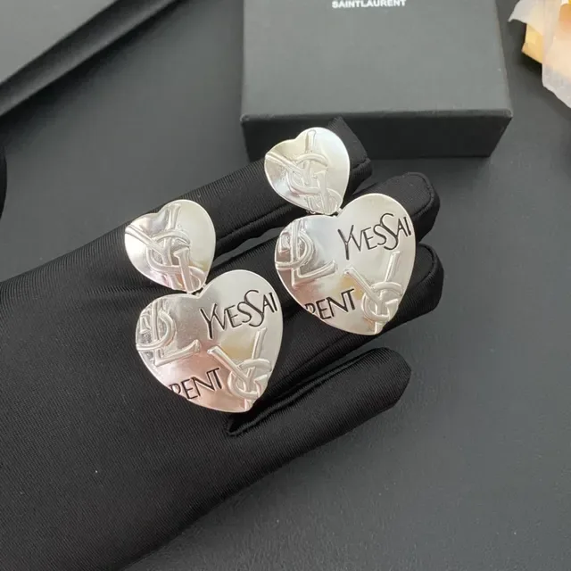 Pendientes Saint Laurent de plata con grabado de monograma en forma de corazón 7