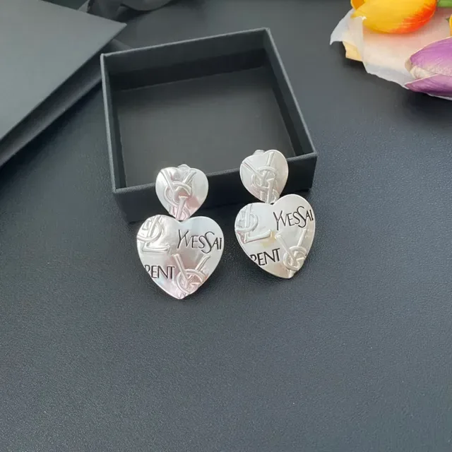 Pendientes Saint Laurent de plata con grabado de monograma en forma de corazón 8