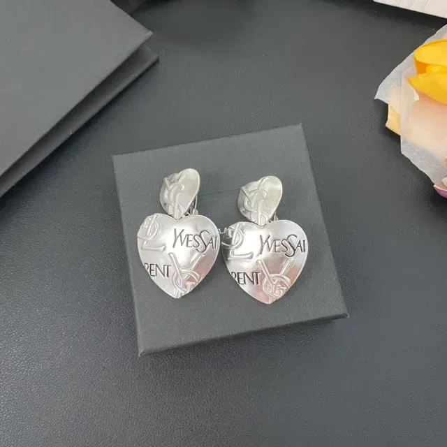 Pendientes Saint Laurent de plata con grabado de monograma en forma de corazón 9