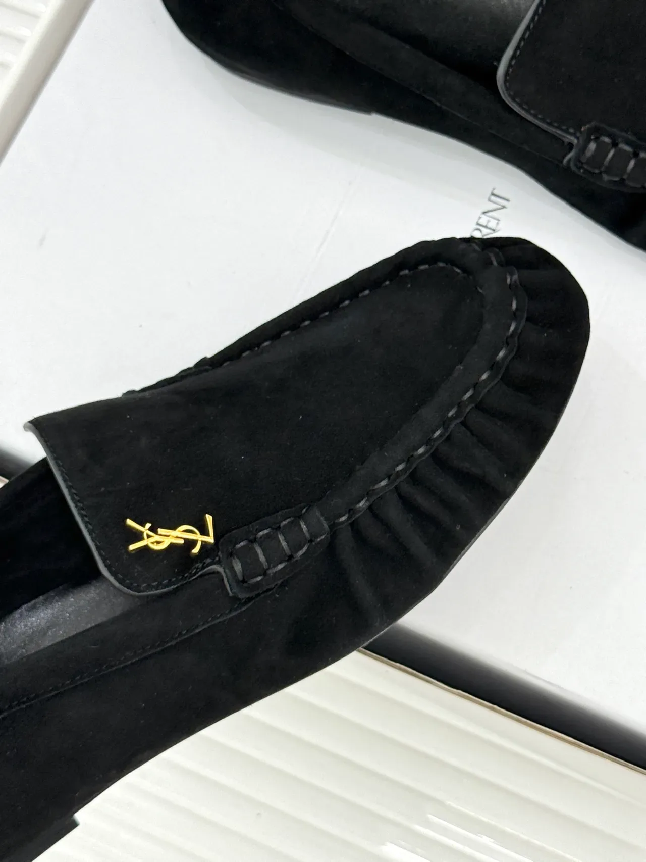 Saint Laurent Mocassins Noirs de Daim Logo Doré 2