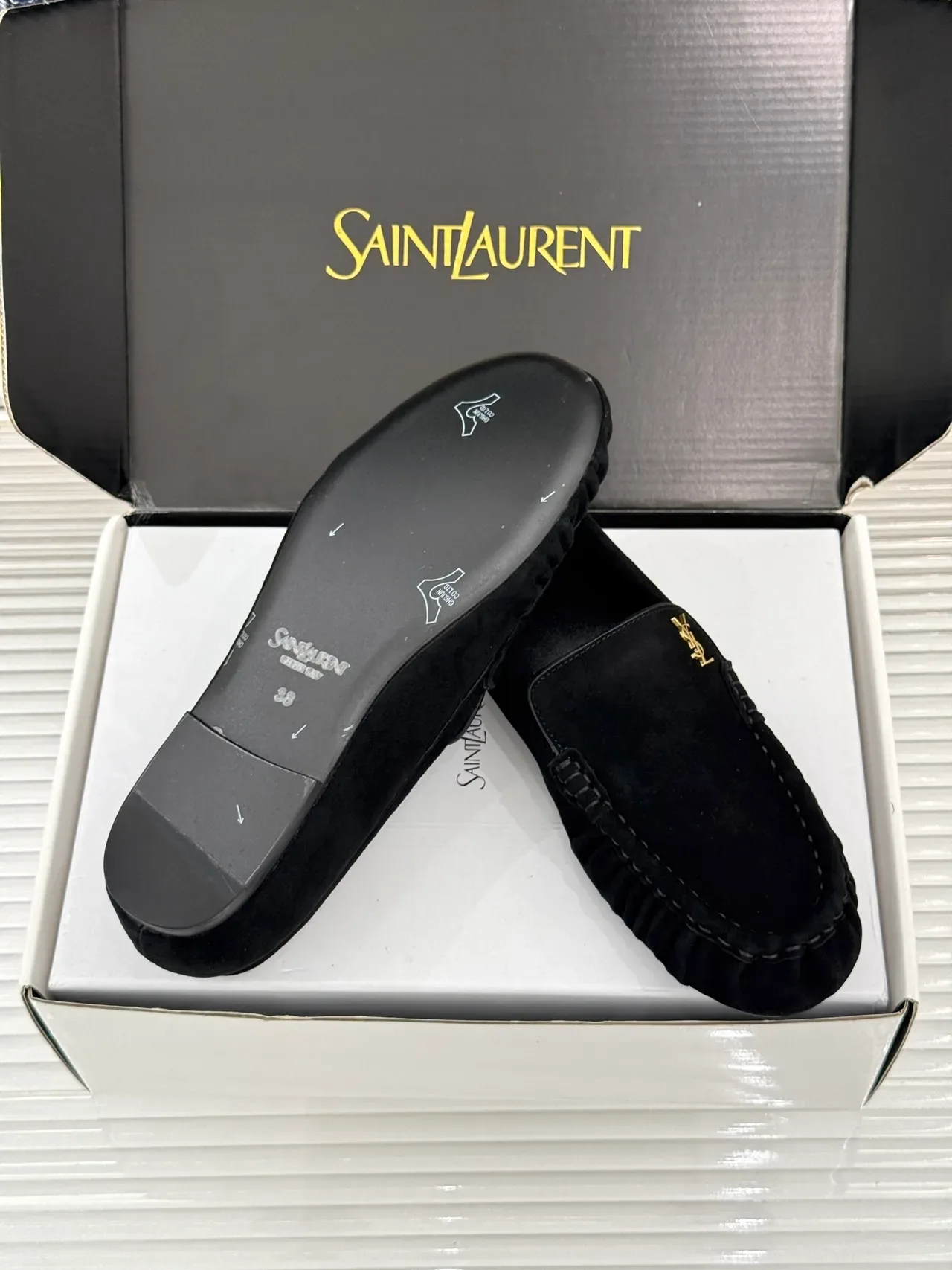 Saint Laurent Mocassins Noirs de Daim Logo Doré 3