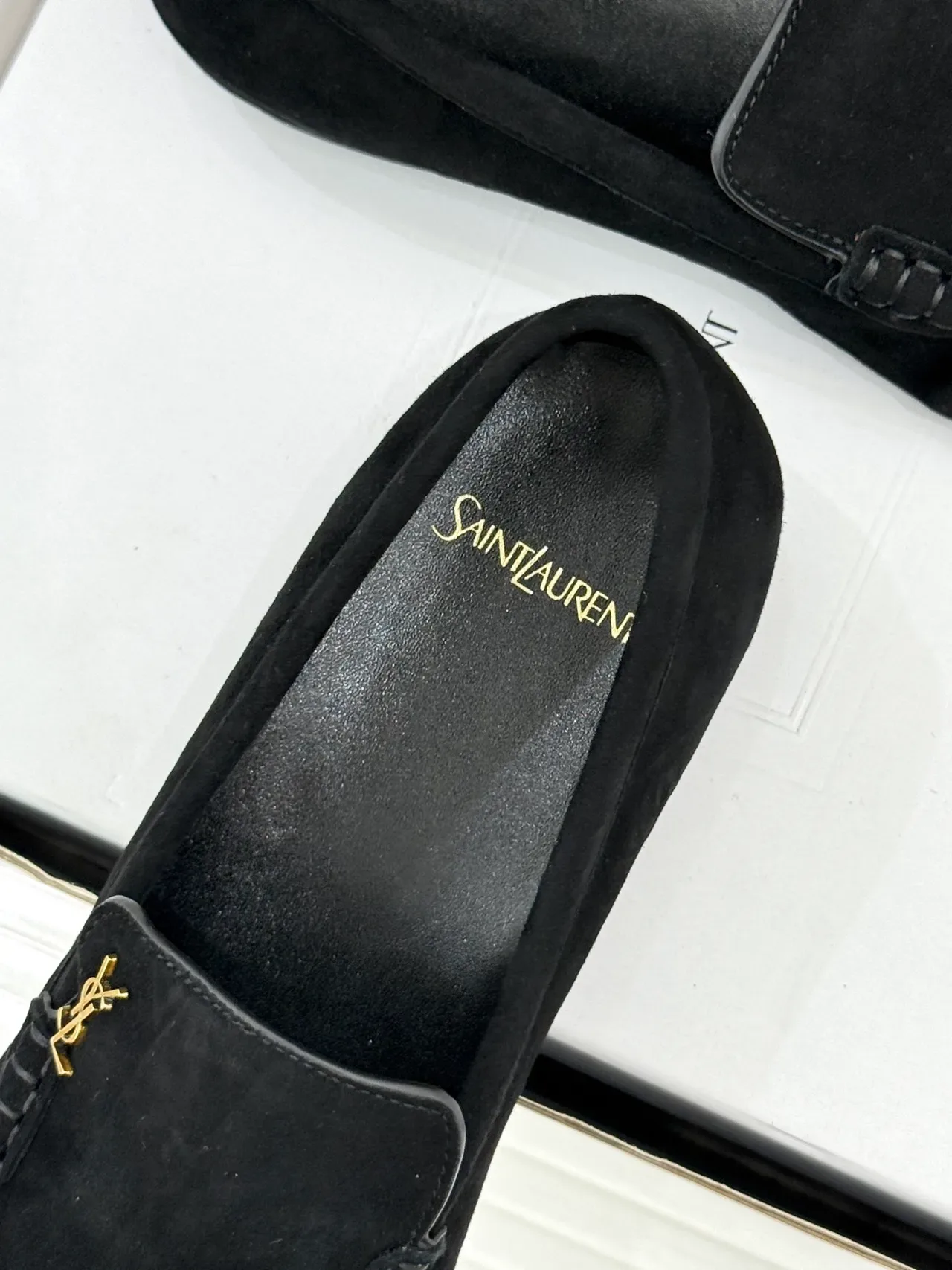 Saint Laurent Mocassins Noirs de Daim Logo Doré 4