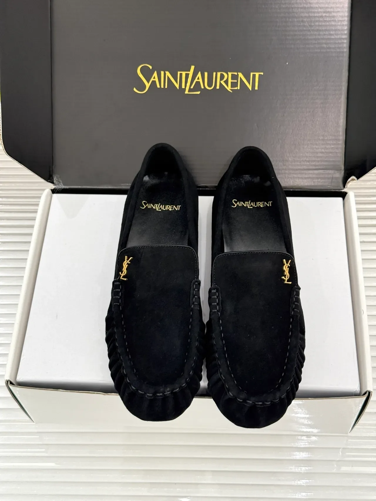 Saint Laurent Mocassins Noirs de Daim Logo Doré 5