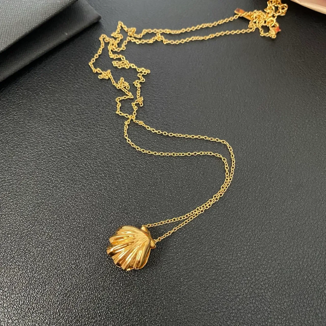 Saint Laurent Pingente de Concha Colar Dourado 5