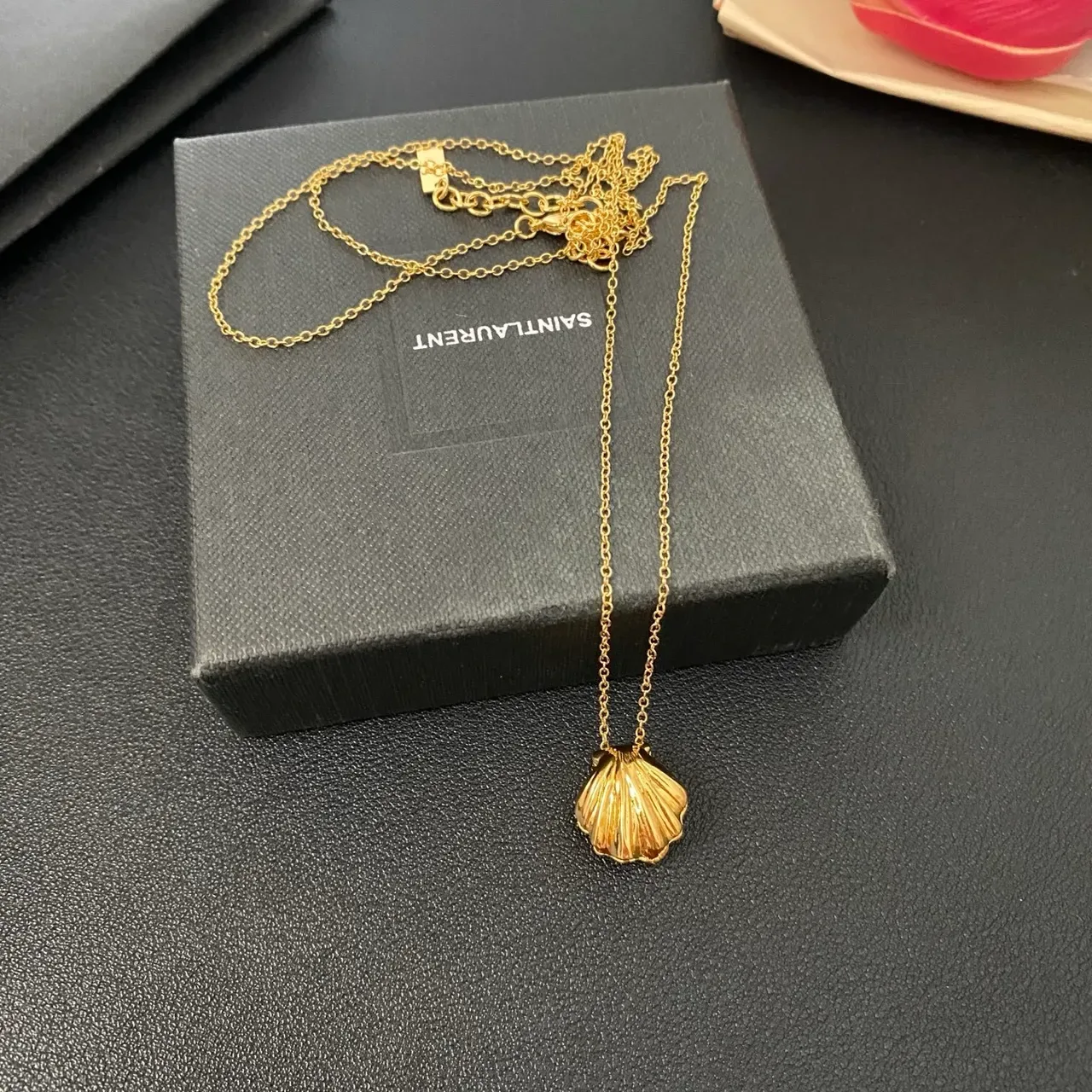 Saint Laurent Pingente de Concha Colar Dourado 6
