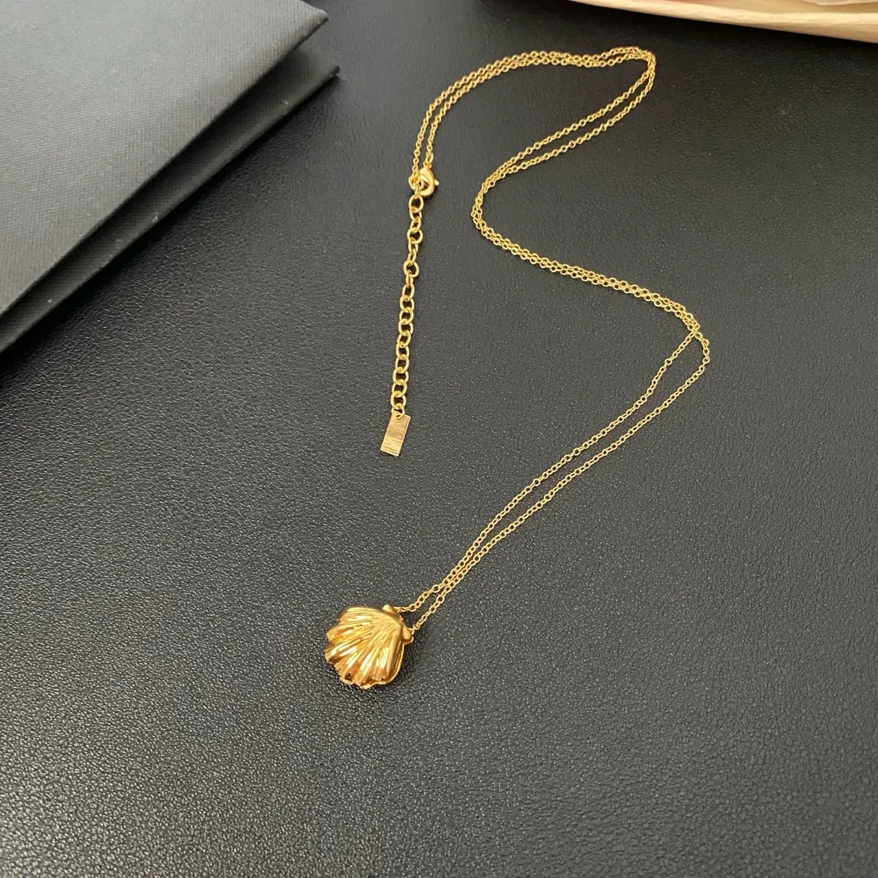 Saint Laurent Pingente de Concha Colar Dourado 9