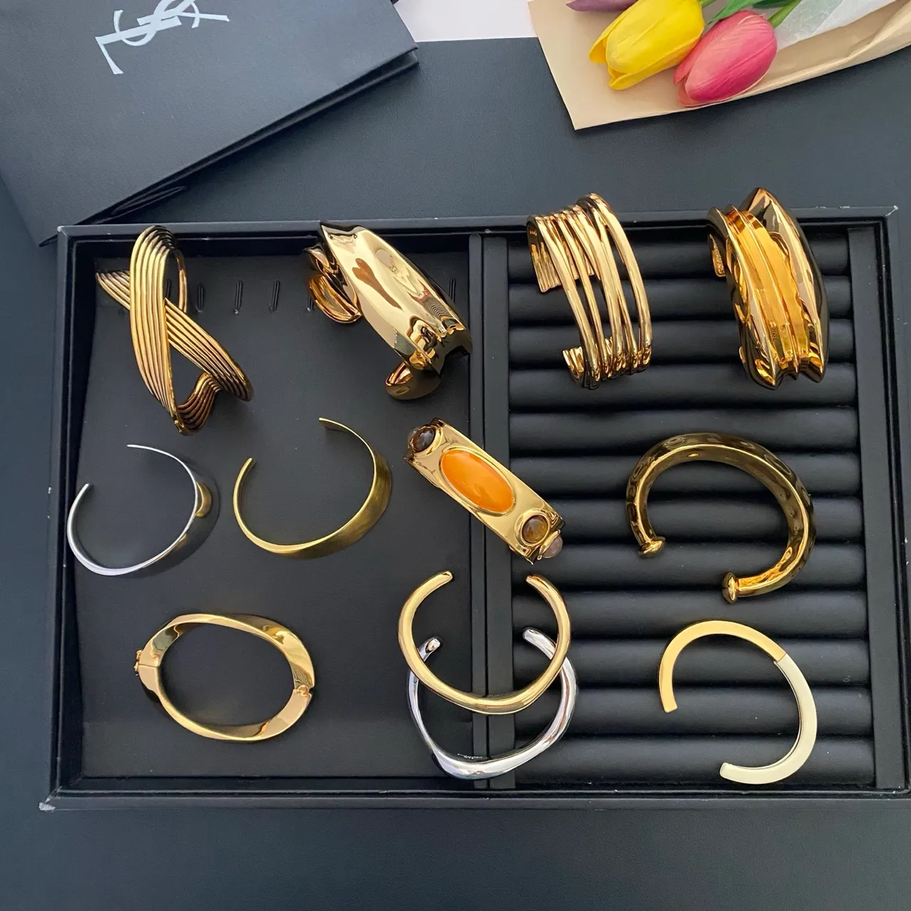 Boucles d'oreilles en perles avec monogramme et croix émaillée de Saint Laurent YSL 2
