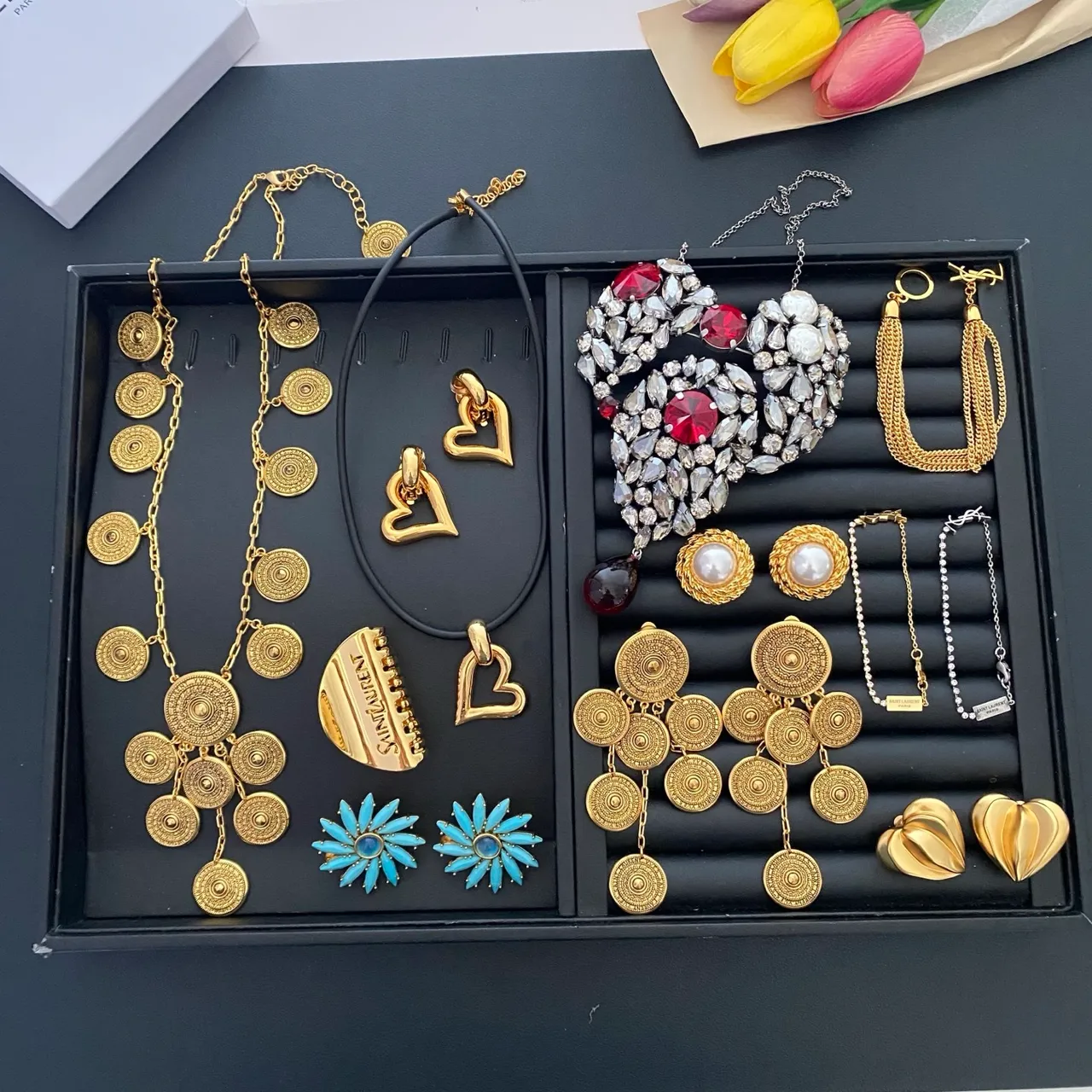 Boucles d'oreilles en perles avec monogramme et croix émaillée de Saint Laurent YSL 3