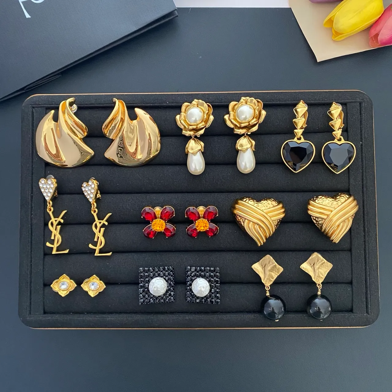 Boucles d'oreilles en perles avec monogramme et croix émaillée de Saint Laurent YSL 4