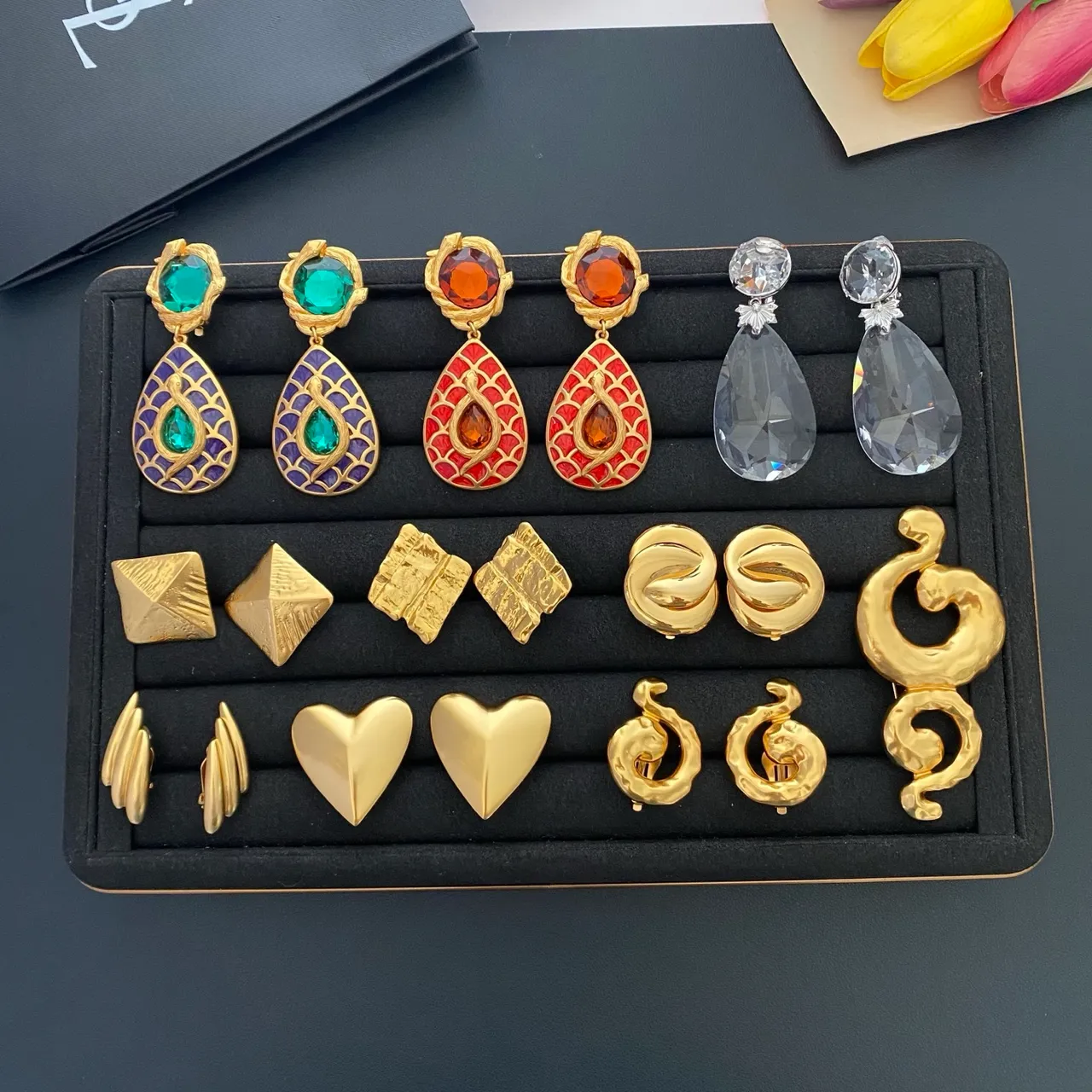 Boucles d'oreilles en perles avec monogramme et croix émaillée de Saint Laurent YSL 5