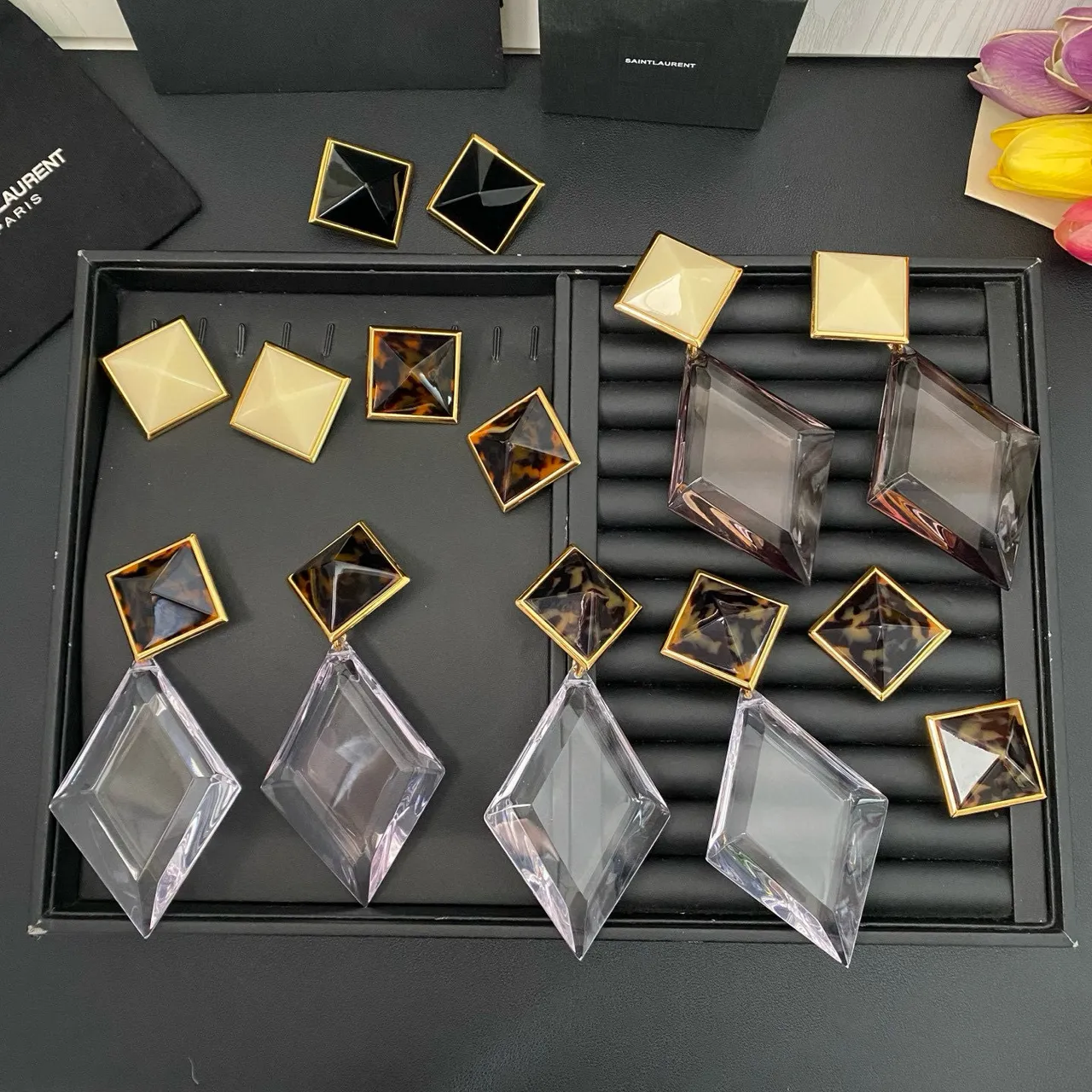 Boucles d'oreilles en perles avec monogramme et croix émaillée de Saint Laurent YSL 6
