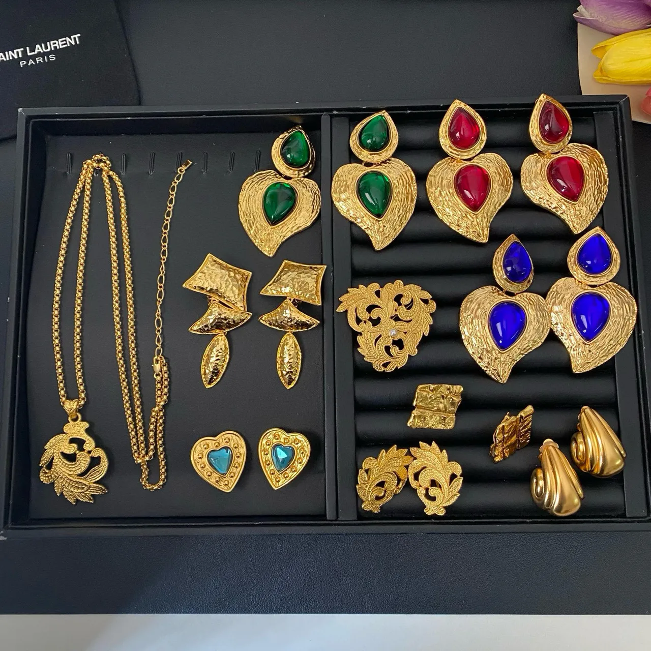 Boucles d'oreilles en perles avec monogramme et croix émaillée de Saint Laurent YSL 8