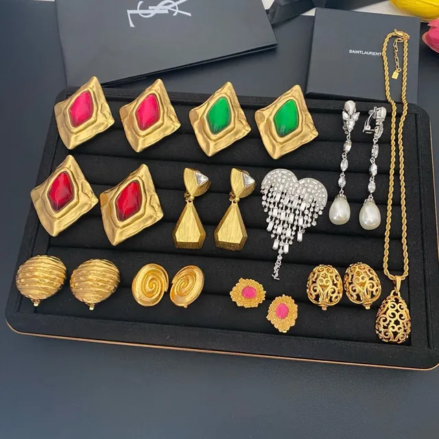 Boucles d'oreilles en perles avec monogramme et croix émaillée de Saint Laurent YSL 9