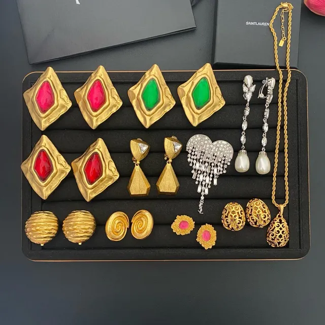 Boucles d'oreilles en perles avec monogramme et croix émaillée de Saint Laurent YSL 10