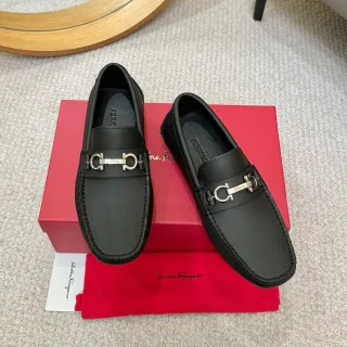 Salvatore Ferragamo Gancini काले चमड़े के लोफर