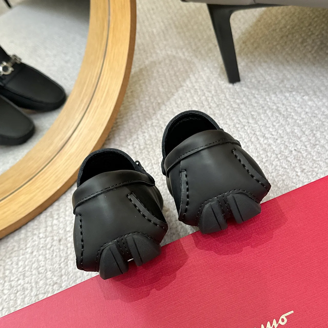 Salvatore Ferragamo Gancini mocassins en cuir noir 9