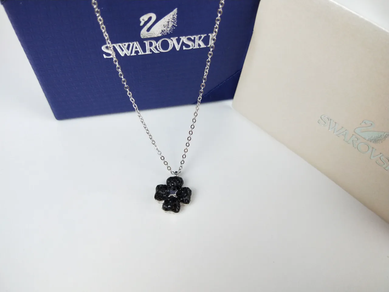 Swarovski Pendentif Fleur à Quatre Pétales en Cristal Noir 7