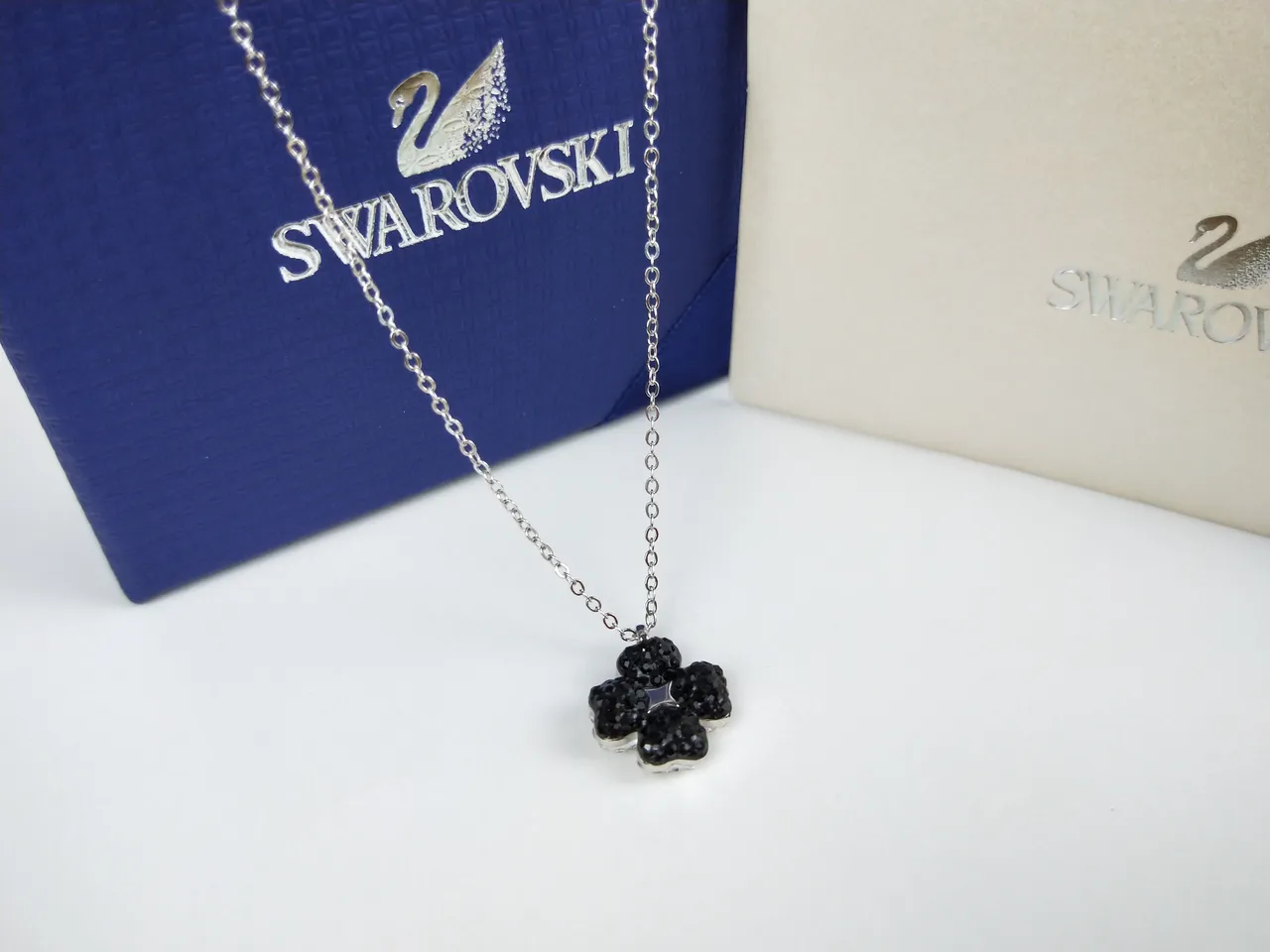 Swarovski Pendentif Fleur à Quatre Pétales en Cristal Noir 9