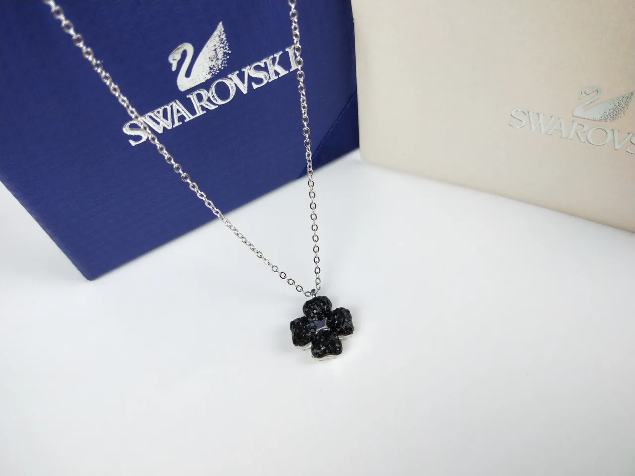 Swarovski Pendentif Fleur à Quatre Pétales en Cristal Noir 10