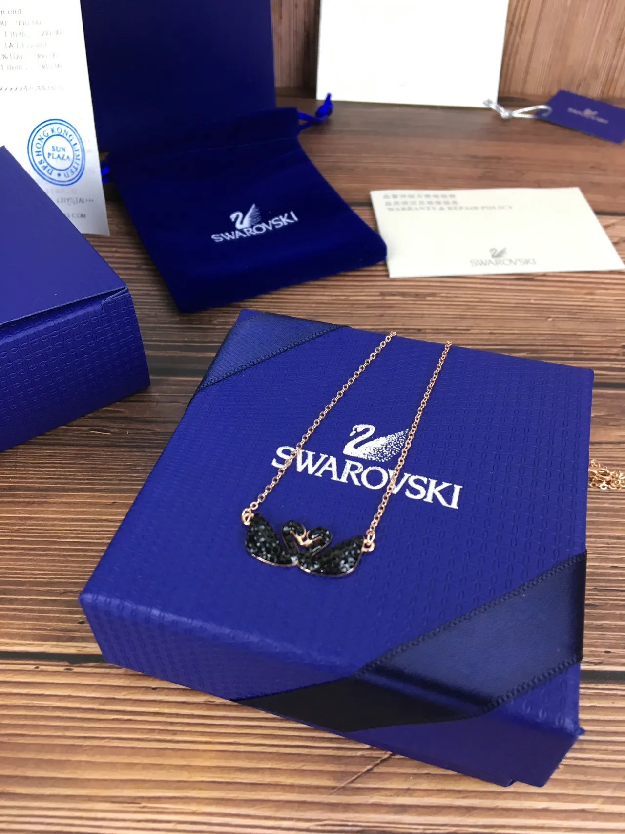 Swarovski cisne gêmeo cristal preto tom dourado-rosa colar 2
