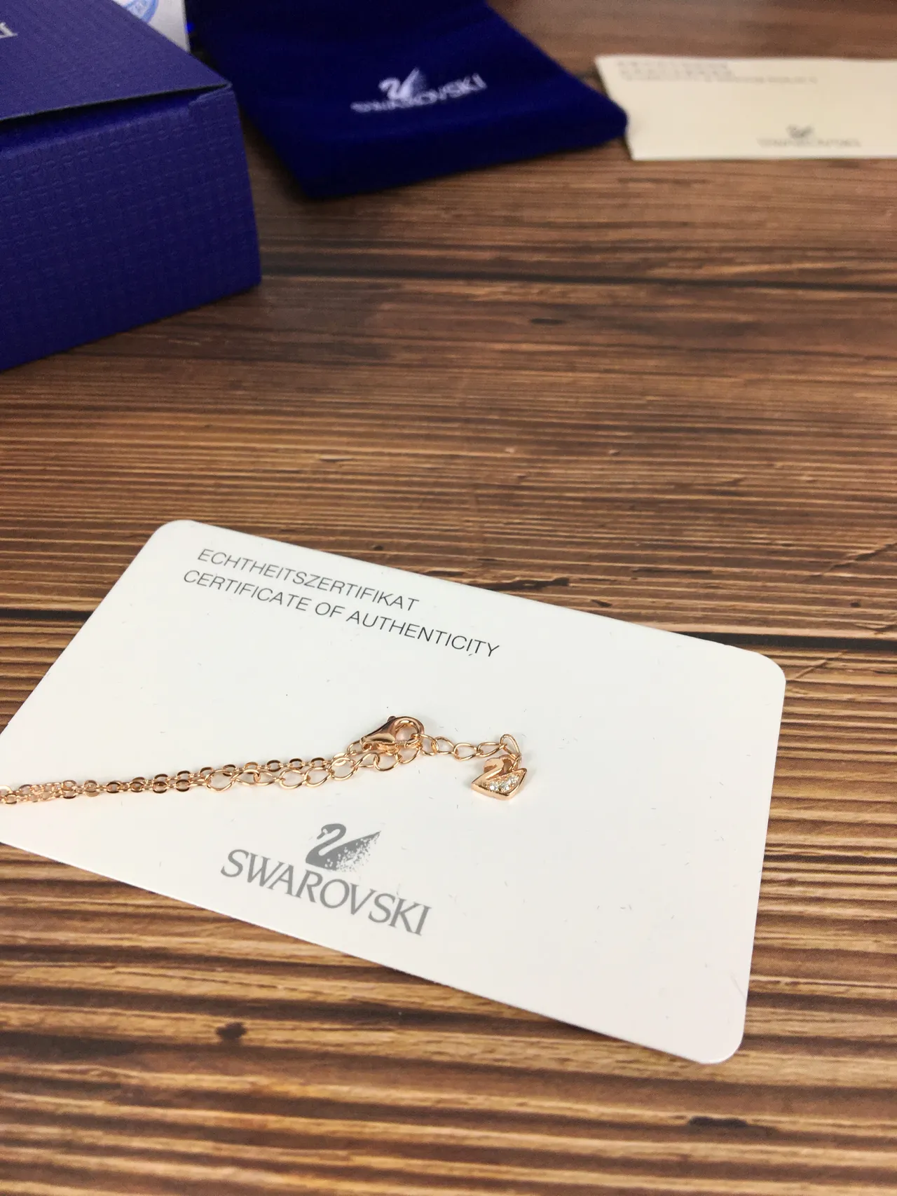 Swarovski cisne gêmeo cristal preto tom dourado-rosa colar 3