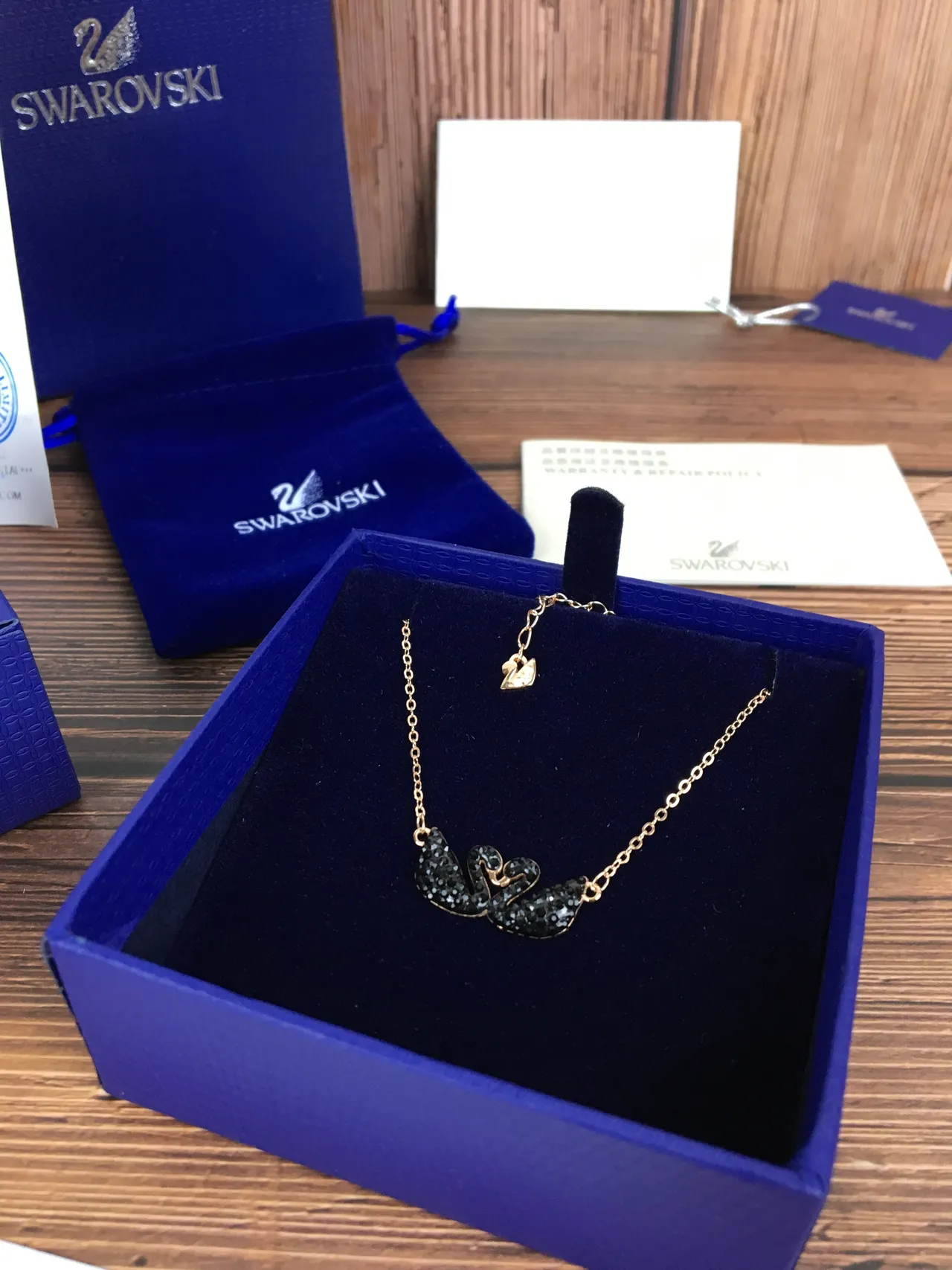 Swarovski cisne gêmeo cristal preto tom dourado-rosa colar 5