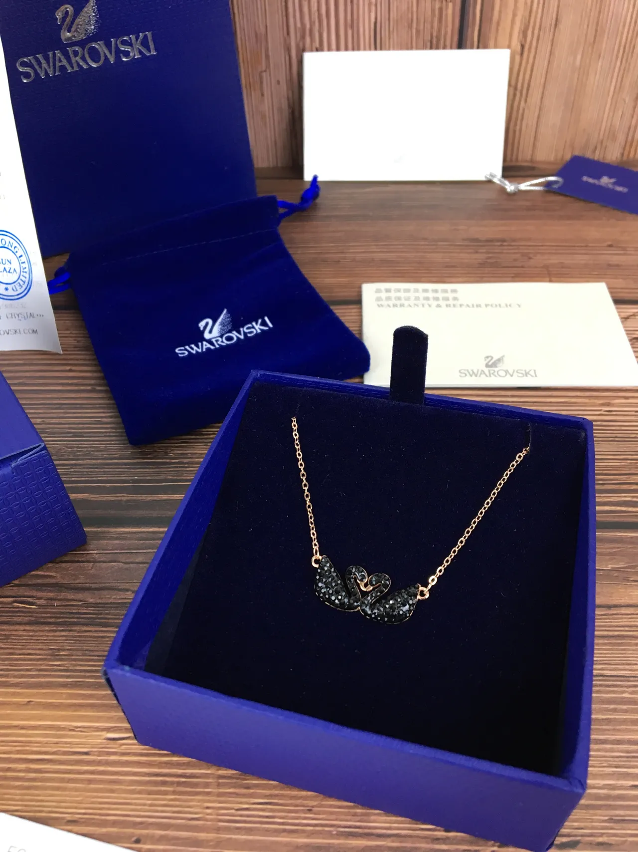 Swarovski cisne gêmeo cristal preto tom dourado-rosa colar 6