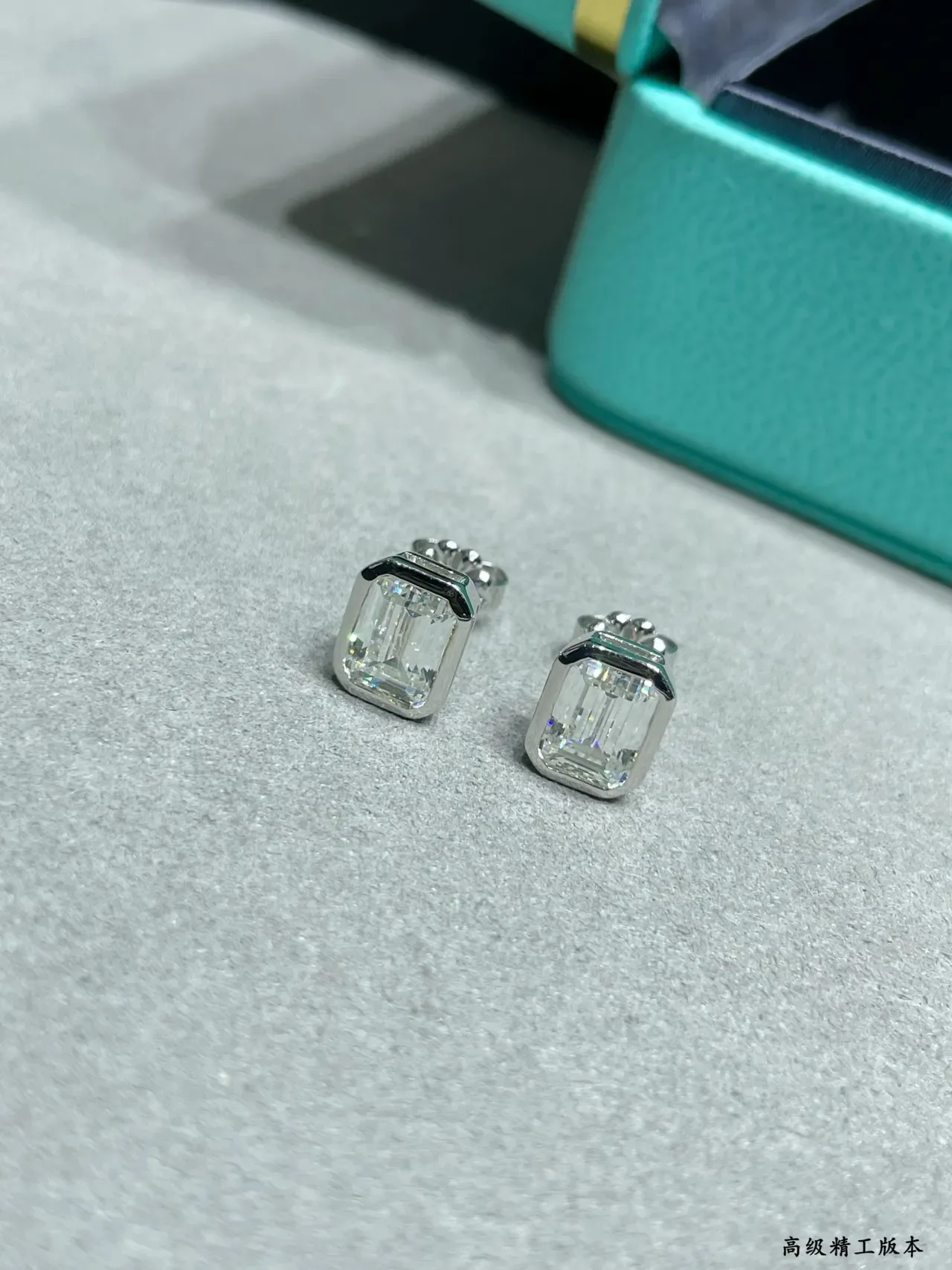 Tiffany & Co. Boucles d'oreilles à coupe émeraude serti à biseau 2