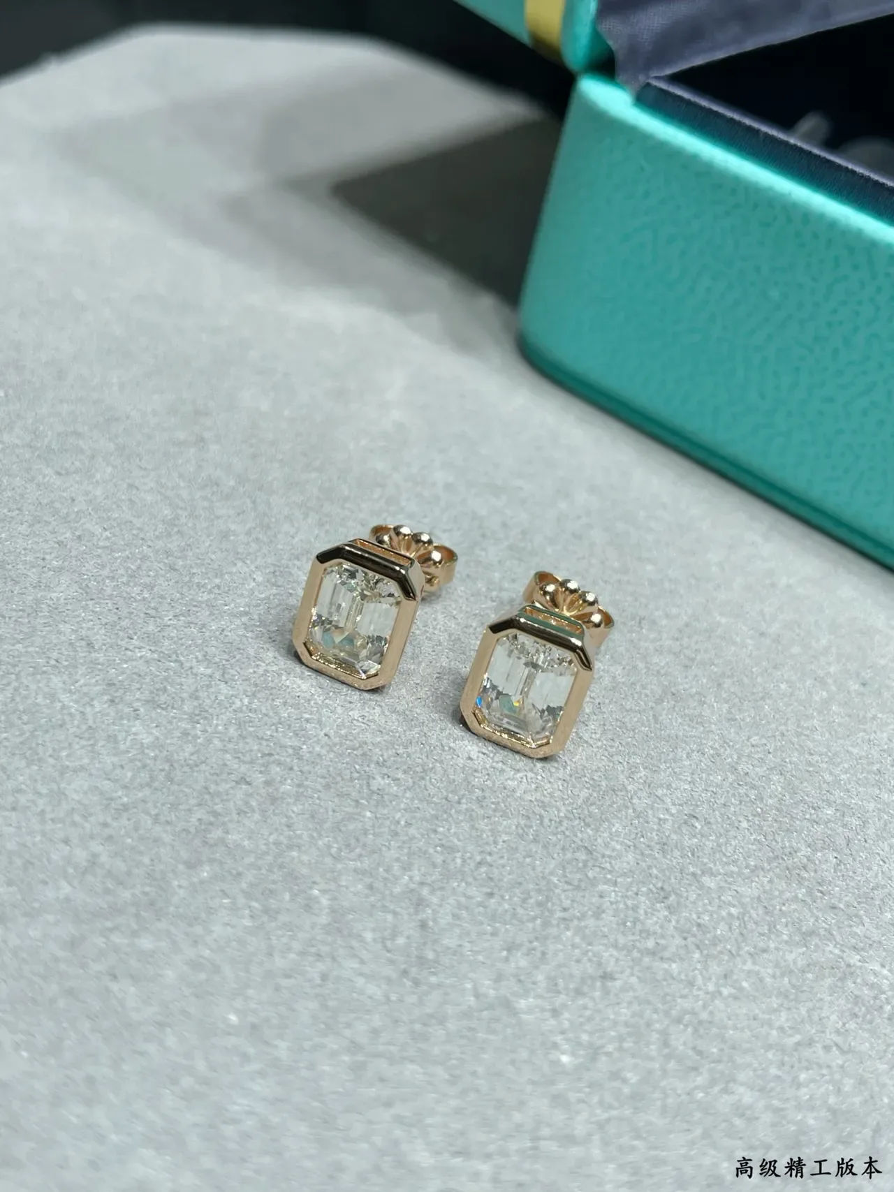 Tiffany & Co. Boucles d'oreilles à coupe émeraude serti à biseau 3