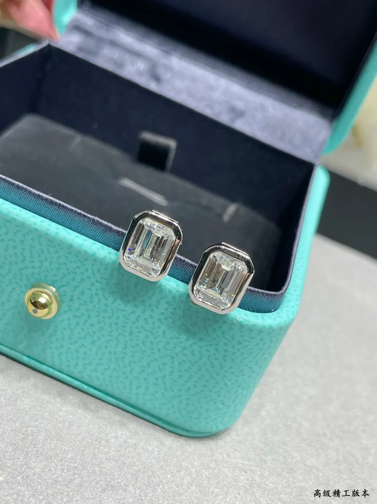 Tiffany & Co. Boucles d'oreilles à coupe émeraude serti à biseau 5